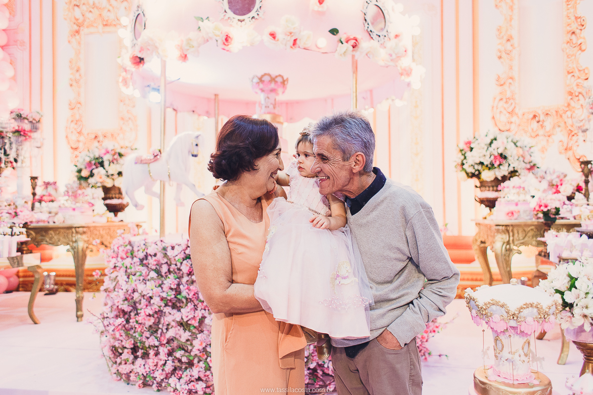 festa de menina no tema Carrossel, festa linda em vitória ES, cerimonial lindo em Vitória ES, fotografia de festa infantil, fotógrafa profissional de festa infantil, amo festas, cidade linda e festeira, Maya 1 ano, papais que amam festa, le Infance do ES