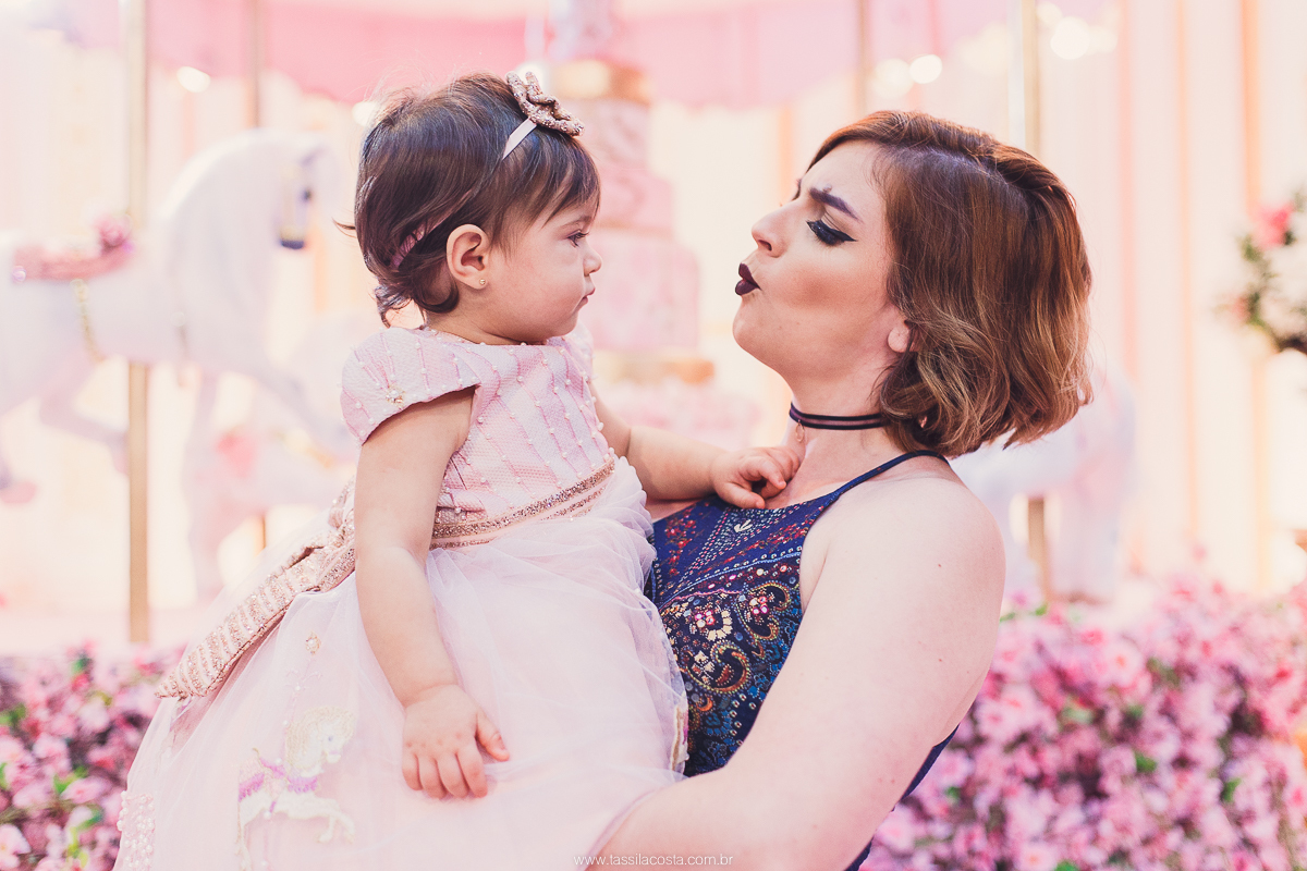festa de menina no tema Carrossel, festa linda em vitória ES, cerimonial lindo em Vitória ES, fotografia de festa infantil, fotógrafa profissional de festa infantil, amo festas, cidade linda e festeira, Maya 1 ano, papais que amam festa, le Infance do ES