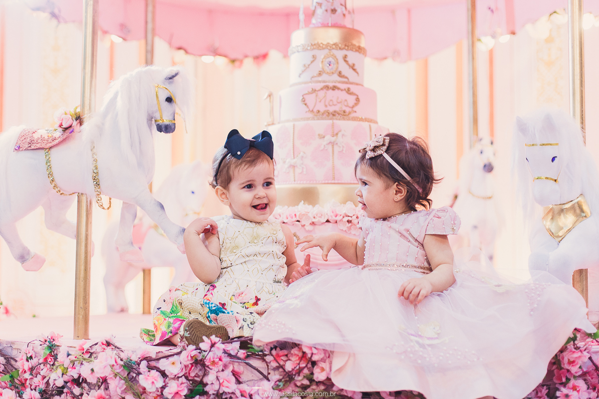 festa de menina no tema Carrossel, festa linda em vitória ES, cerimonial lindo em Vitória ES, fotografia de festa infantil, fotógrafa profissional de festa infantil, amo festas, cidade linda e festeira, Maya 1 ano, papais que amam festa, le Infance do ES