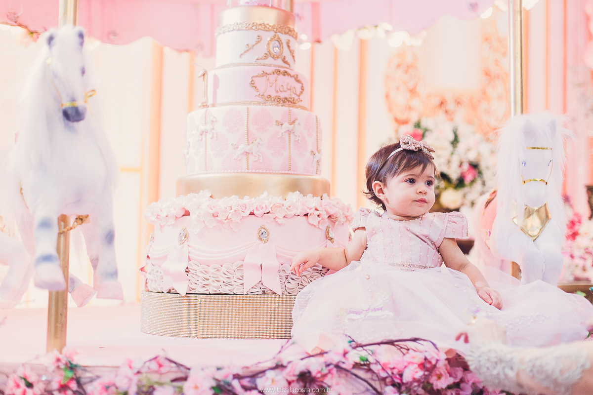 festa de menina no tema Carrossel, festa linda em vitória ES, cerimonial lindo em Vitória ES, fotografia de festa infantil, fotógrafa profissional de festa infantil, amo festas, cidade linda e festeira, Maya 1 ano, papais que amam festa, le Infance do ES