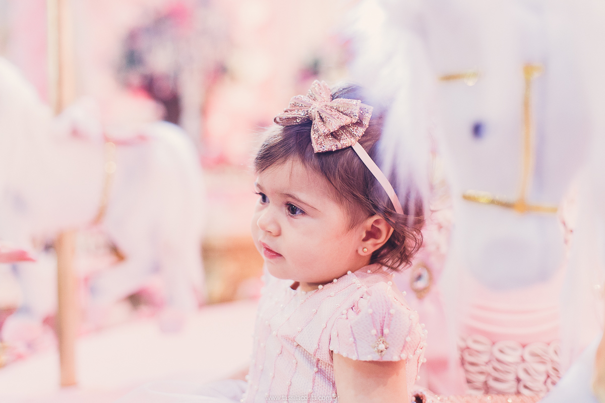 festa de menina no tema Carrossel, festa linda em vitória ES, cerimonial lindo em Vitória ES, fotografia de festa infantil, fotógrafa profissional de festa infantil, amo festas, cidade linda e festeira, Maya 1 ano, papais que amam festa, le Infance do ES