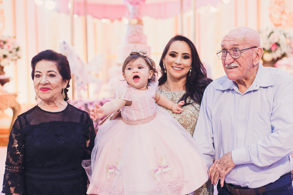 festa de menina no tema Carrossel, festa linda em vitória ES, cerimonial lindo em Vitória ES, fotografia de festa infantil, fotógrafa profissional de festa infantil, amo festas, cidade linda e festeira, Maya 1 ano, papais que amam festa, le Infance do ES
