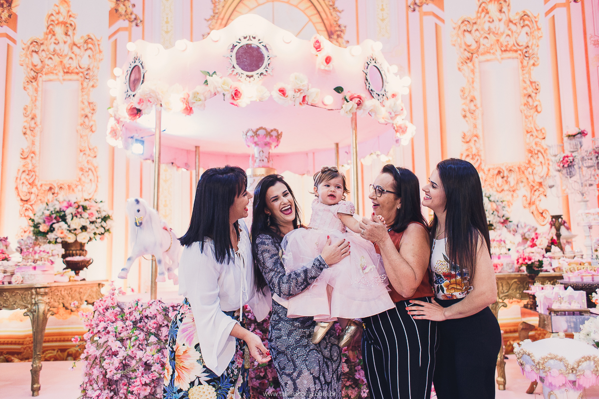 festa de menina no tema Carrossel, festa linda em vitória ES, cerimonial lindo em Vitória ES, fotografia de festa infantil, fotógrafa profissional de festa infantil, amo festas, cidade linda e festeira, Maya 1 ano, papais que amam festa, le Infance do ES