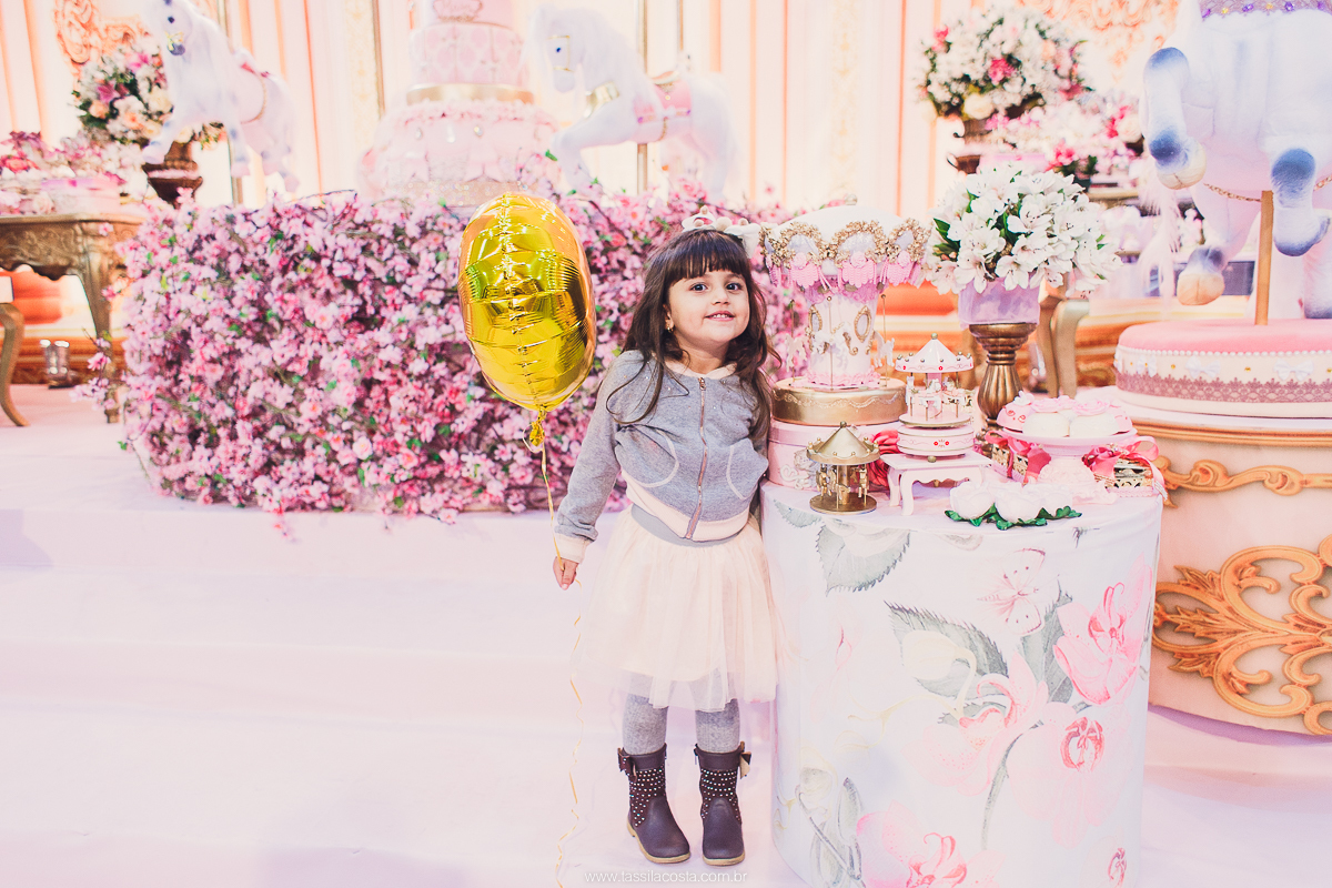 festa de menina no tema Carrossel, festa linda em vitória ES, cerimonial lindo em Vitória ES, fotografia de festa infantil, fotógrafa profissional de festa infantil, amo festas, cidade linda e festeira, Maya 1 ano, papais que amam festa, le Infance do ES