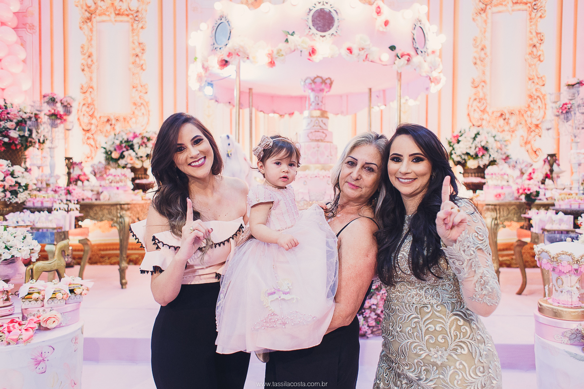 festa de menina no tema Carrossel, festa linda em vitória ES, cerimonial lindo em Vitória ES, fotografia de festa infantil, fotógrafa profissional de festa infantil, amo festas, cidade linda e festeira, Maya 1 ano, papais que amam festa, le Infance do ES