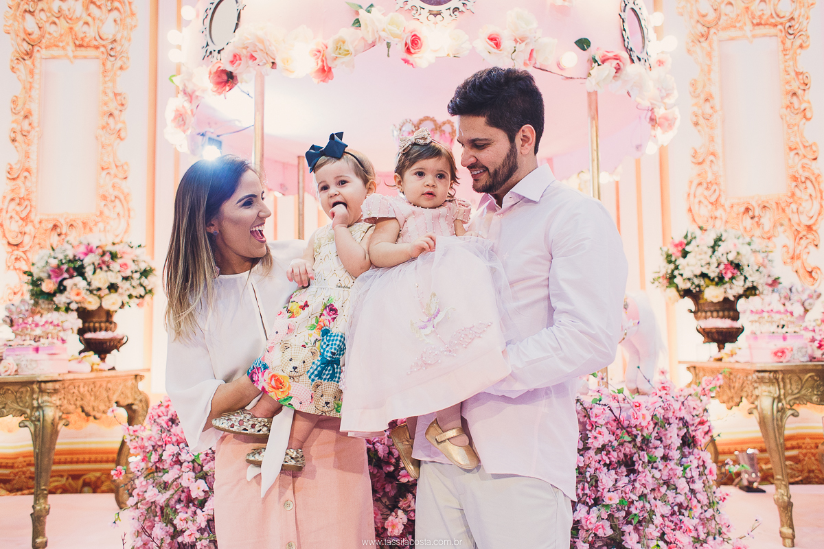 festa de menina no tema Carrossel, festa linda em vitória ES, cerimonial lindo em Vitória ES, fotografia de festa infantil, fotógrafa profissional de festa infantil, amo festas, cidade linda e festeira, Maya 1 ano, papais que amam festa, le Infance do ES