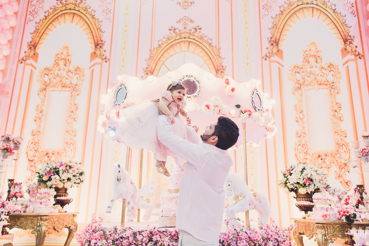 festa de menina no tema Carrossel, festa linda em vitória ES, cerimonial lindo em Vitória ES, fotografia de festa infantil, fotógrafa profissional de festa infantil, amo festas, cidade linda e festeira, Maya 1 ano, papais que amam festa, le Infance do ES