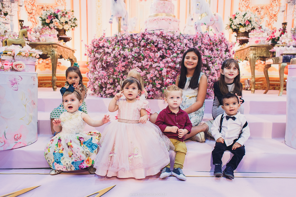 festa de menina no tema Carrossel, festa linda em vitória ES, cerimonial lindo em Vitória ES, fotografia de festa infantil, fotógrafa profissional de festa infantil, amo festas, cidade linda e festeira, Maya 1 ano, papais que amam festa, le Infance do ES