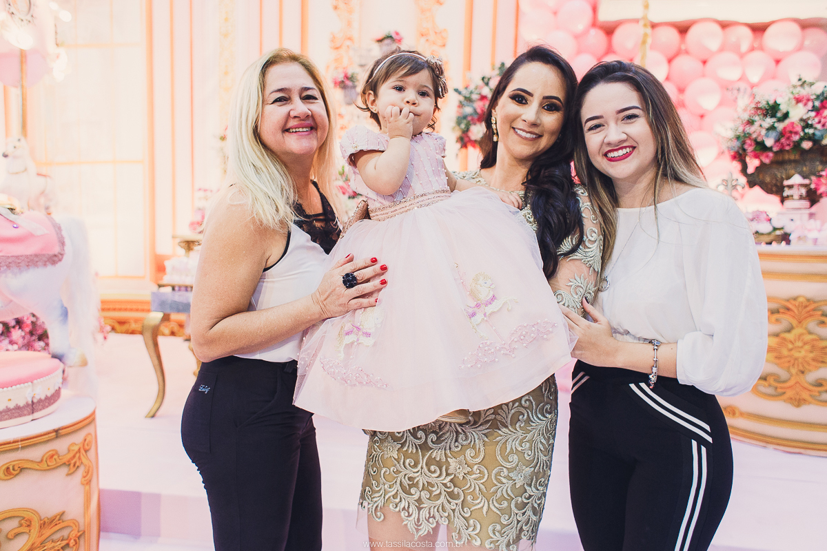 festa de menina no tema Carrossel, festa linda em vitória ES, cerimonial lindo em Vitória ES, fotografia de festa infantil, fotógrafa profissional de festa infantil, amo festas, cidade linda e festeira, Maya 1 ano, papais que amam festa, le Infance do ES
