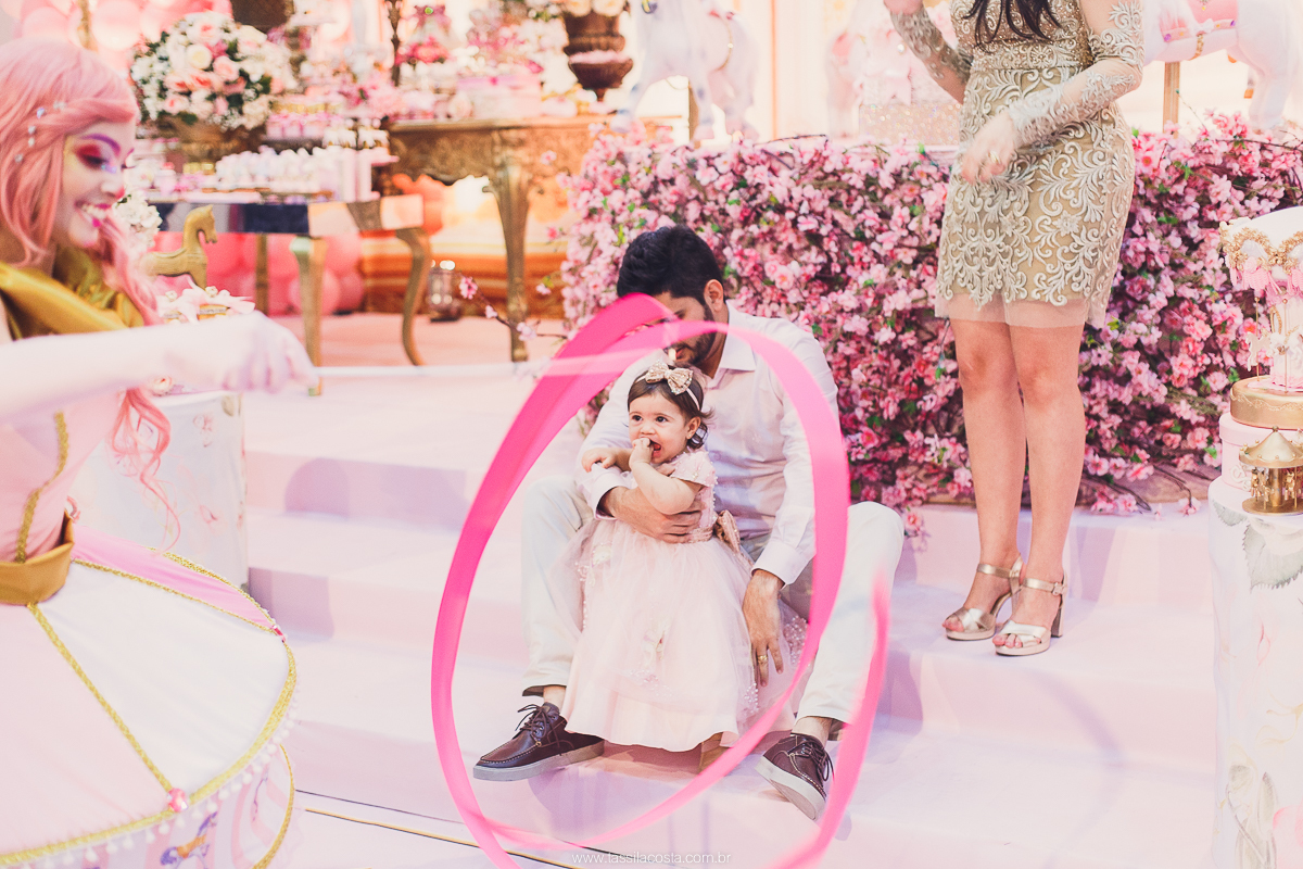 festa de menina no tema Carrossel, festa linda em vitória ES, cerimonial lindo em Vitória ES, fotografia de festa infantil, fotógrafa profissional de festa infantil, amo festas, cidade linda e festeira, Maya 1 ano, papais que amam festa, le Infance do ES
