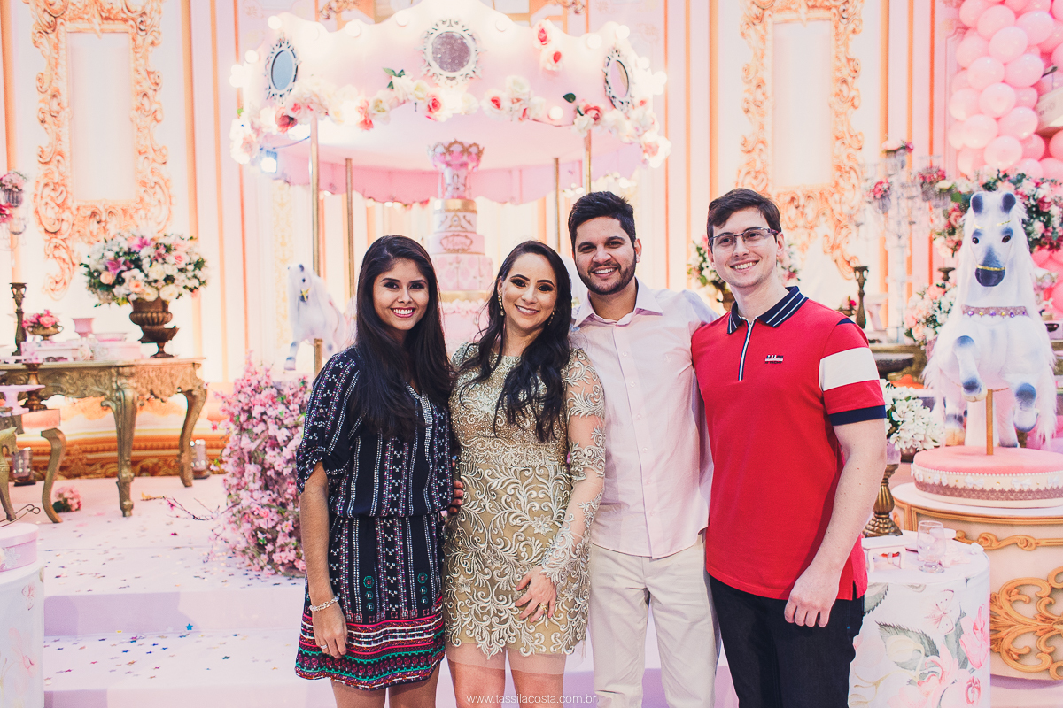 festa de menina no tema Carrossel, festa linda em vitória ES, cerimonial lindo em Vitória ES, fotografia de festa infantil, fotógrafa profissional de festa infantil, amo festas, cidade linda e festeira, Maya 1 ano, papais que amam festa, le Infance do ES