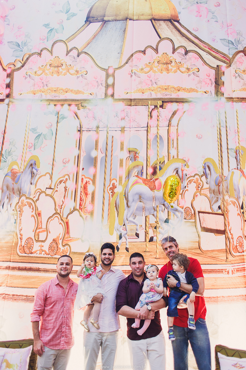 festa de menina no tema Carrossel, festa linda em vitória ES, cerimonial lindo em Vitória ES, fotografia de festa infantil, fotógrafa profissional de festa infantil, amo festas, cidade linda e festeira, Maya 1 ano, papais que amam festa, le Infance do ES