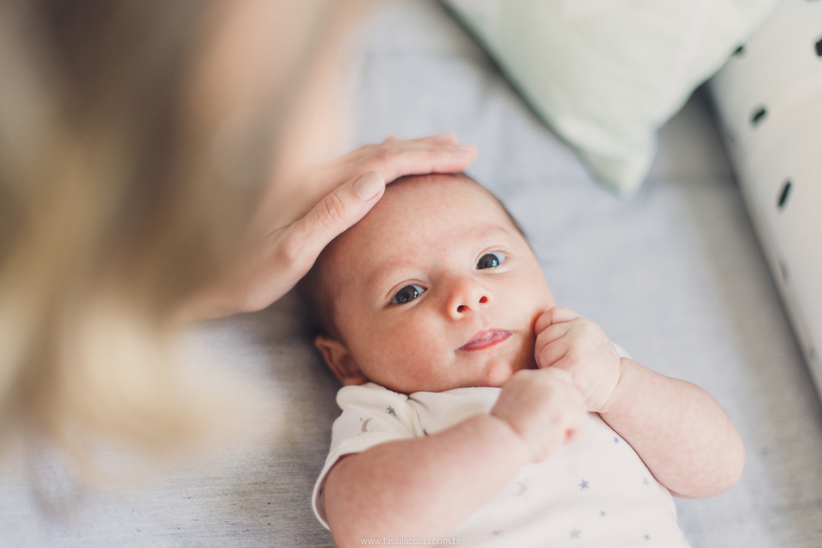 ensaio de família, fotos lindas feitas no apartamento, casal querido, papais de primeira viagem, praia da costa, Vila Velha es, fotos de bebê com 2 meses, mundo azul, quarto lindo para menino, quarto de bebê super moderno e clean