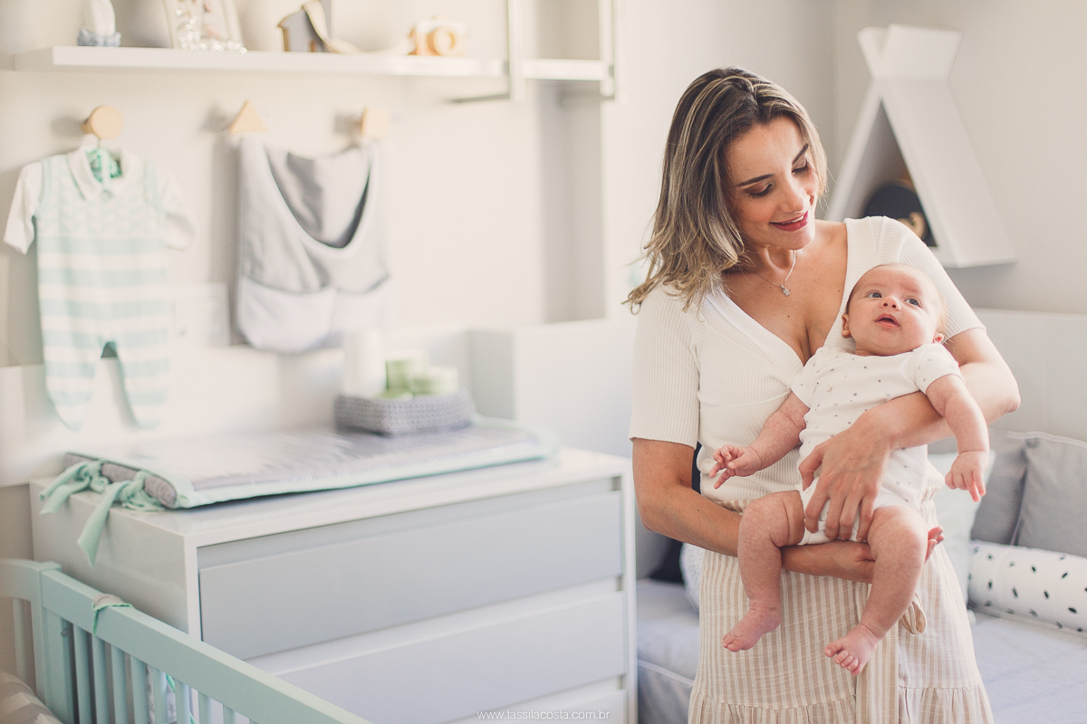 ensaio de família, fotos lindas feitas no apartamento, casal querido, papais de primeira viagem, praia da costa, Vila Velha es, fotos de bebê com 2 meses, mundo azul, quarto lindo para menino, quarto de bebê super moderno e clean