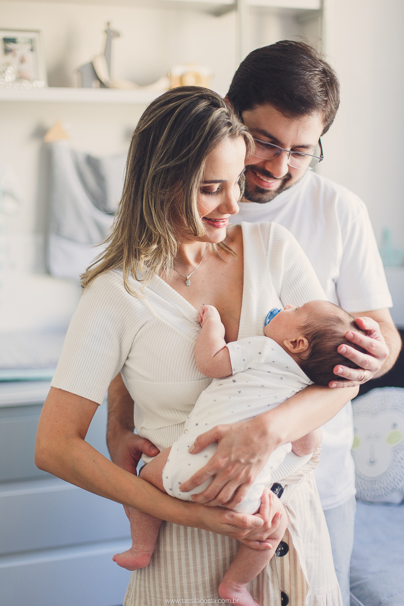 ensaio de família, fotos lindas feitas no apartamento, casal querido, papais de primeira viagem, praia da costa, Vila Velha es, fotos de bebê com 2 meses, mundo azul, quarto lindo para menino, quarto de bebê super moderno e clean