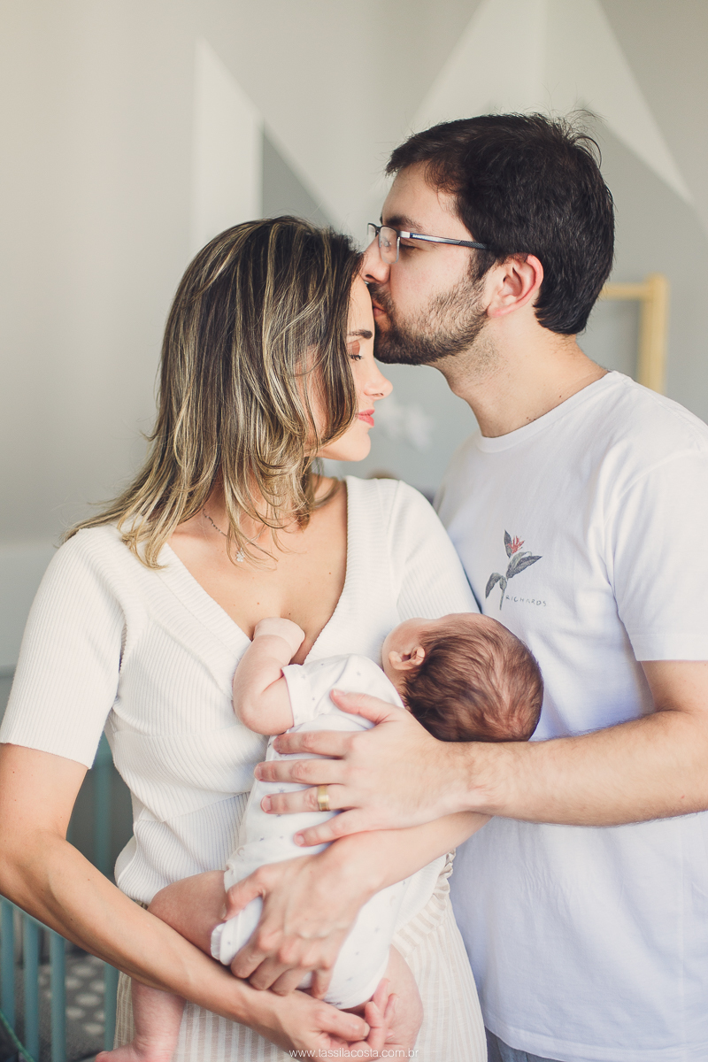 ensaio de família, fotos lindas feitas no apartamento, casal querido, papais de primeira viagem, praia da costa, Vila Velha es, fotos de bebê com 2 meses, mundo azul, quarto lindo para menino, quarto de bebê super moderno e clean