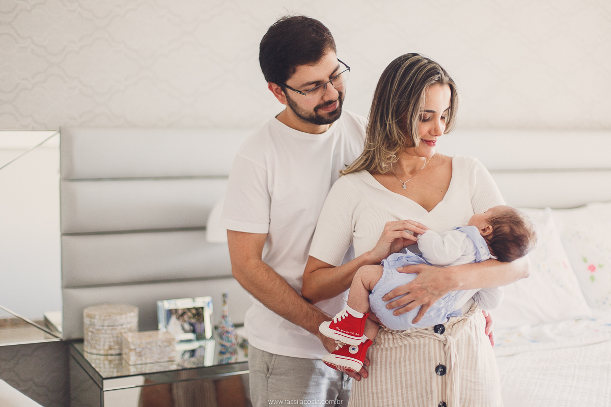 ensaio de família, fotos lindas feitas no apartamento, casal querido, papais de primeira viagem, praia da costa, Vila Velha es, fotos de bebê com 2 meses, mundo azul, quarto lindo para menino, quarto de bebê super moderno e clean