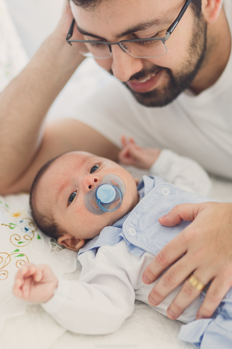 ensaio de família, fotos lindas feitas no apartamento, casal querido, papais de primeira viagem, praia da costa, Vila Velha es, fotos de bebê com 2 meses, mundo azul, quarto lindo para menino, quarto de bebê super moderno e clean