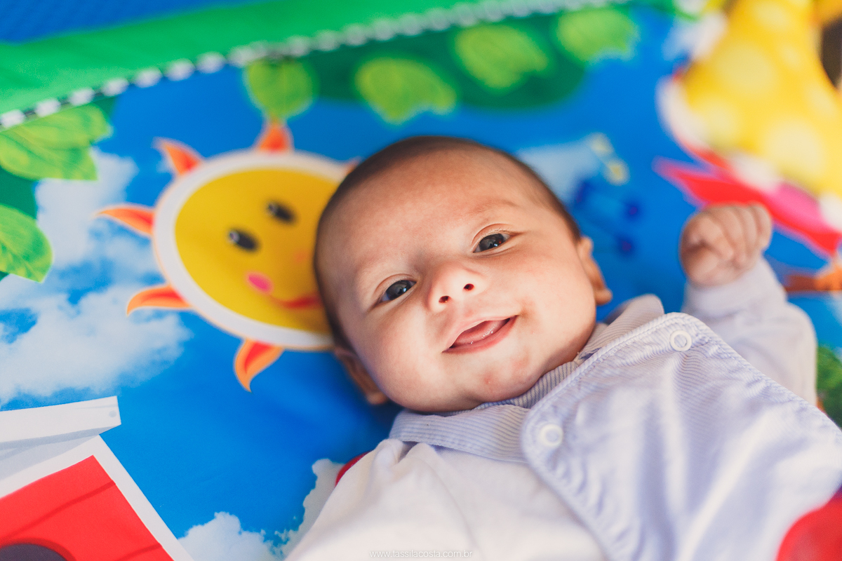 ensaio de família, fotos lindas feitas no apartamento, casal querido, papais de primeira viagem, praia da costa, Vila Velha es, fotos de bebê com 2 meses, mundo azul, quarto lindo para menino, quarto de bebê super moderno e clean