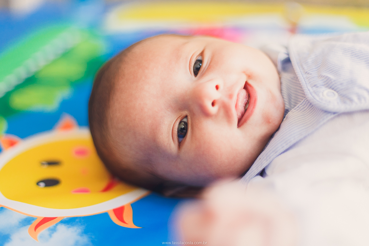 ensaio de família, fotos lindas feitas no apartamento, casal querido, papais de primeira viagem, praia da costa, Vila Velha es, fotos de bebê com 2 meses, mundo azul, quarto lindo para menino, quarto de bebê super moderno e clean