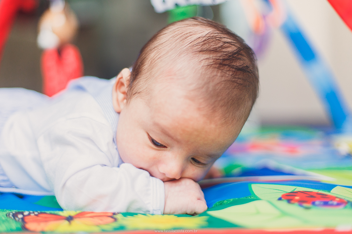 ensaio de família, fotos lindas feitas no apartamento, casal querido, papais de primeira viagem, praia da costa, Vila Velha es, fotos de bebê com 2 meses, mundo azul, quarto lindo para menino, quarto de bebê super moderno e clean