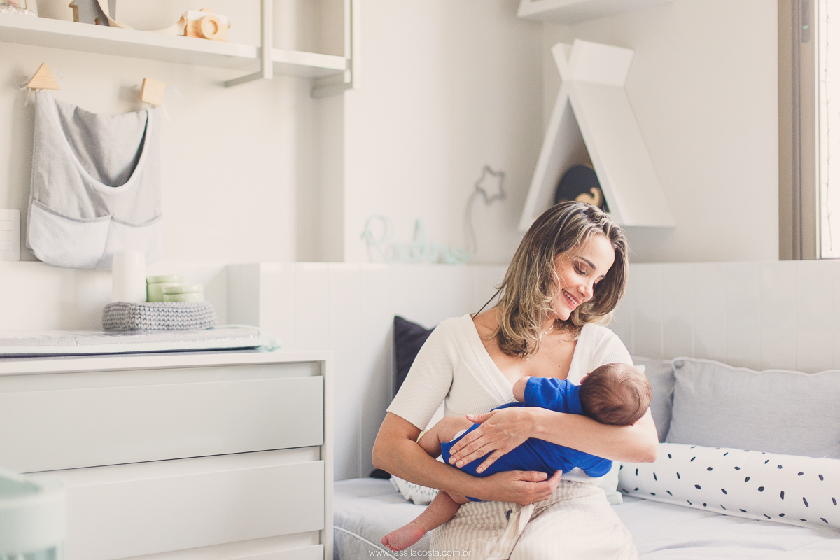ensaio de família, fotos lindas feitas no apartamento, casal querido, papais de primeira viagem, praia da costa, Vila Velha es, fotos de bebê com 2 meses, mundo azul, quarto lindo para menino, quarto de bebê super moderno e clean