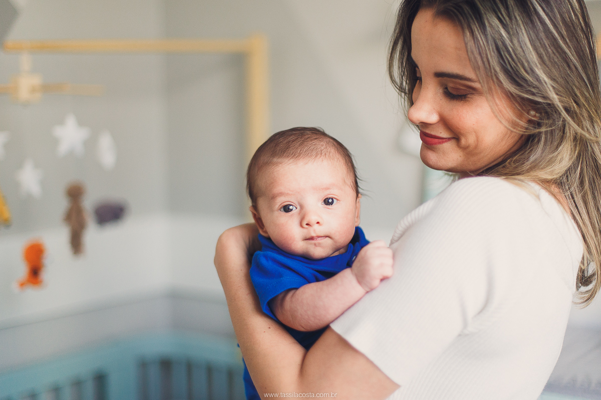 ensaio de família, fotos lindas feitas no apartamento, casal querido, papais de primeira viagem, praia da costa, Vila Velha es, fotos de bebê com 2 meses, mundo azul, quarto lindo para menino, quarto de bebê super moderno e clean