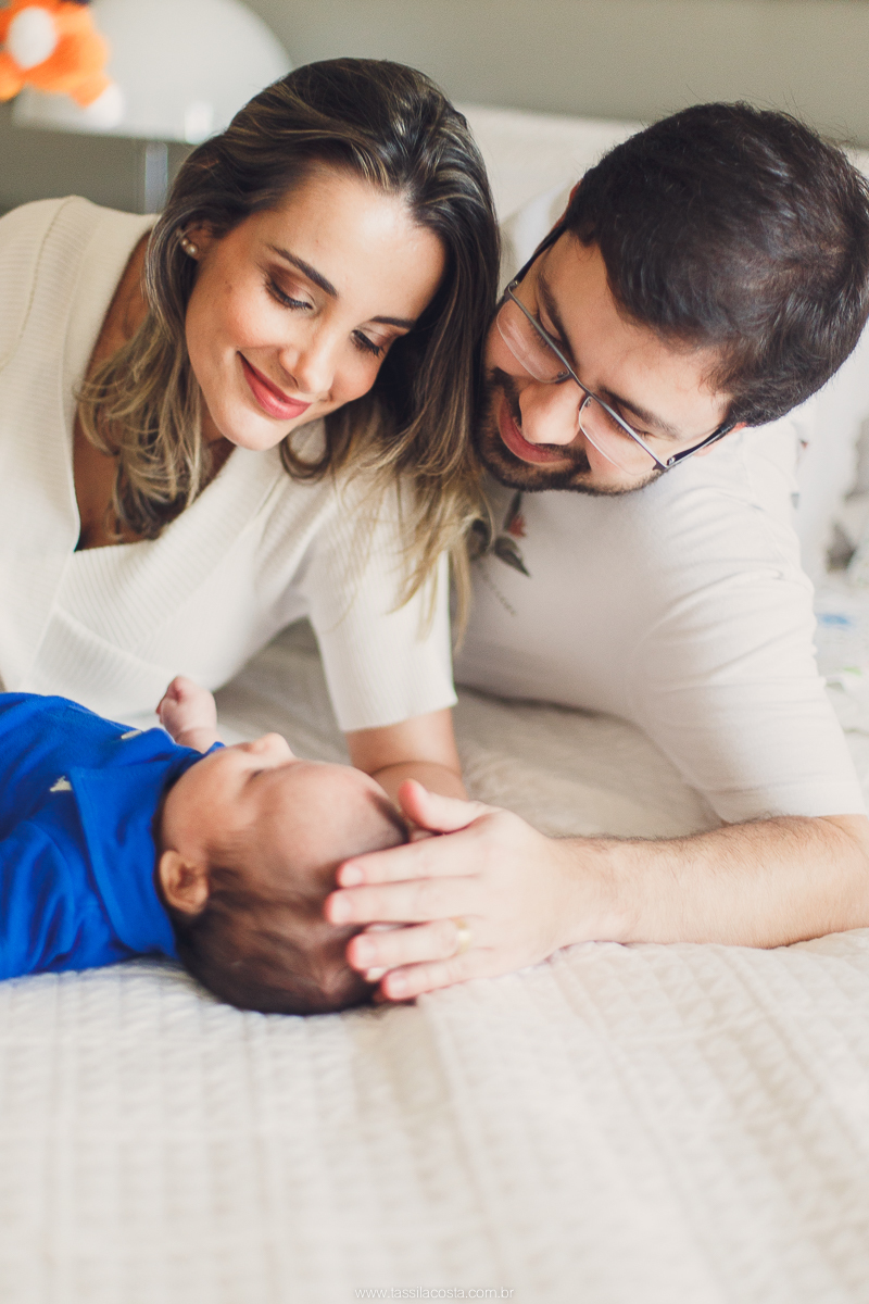 ensaio de família, fotos lindas feitas no apartamento, casal querido, papais de primeira viagem, praia da costa, Vila Velha es, fotos de bebê com 2 meses, mundo azul, quarto lindo para menino, quarto de bebê super moderno e clean