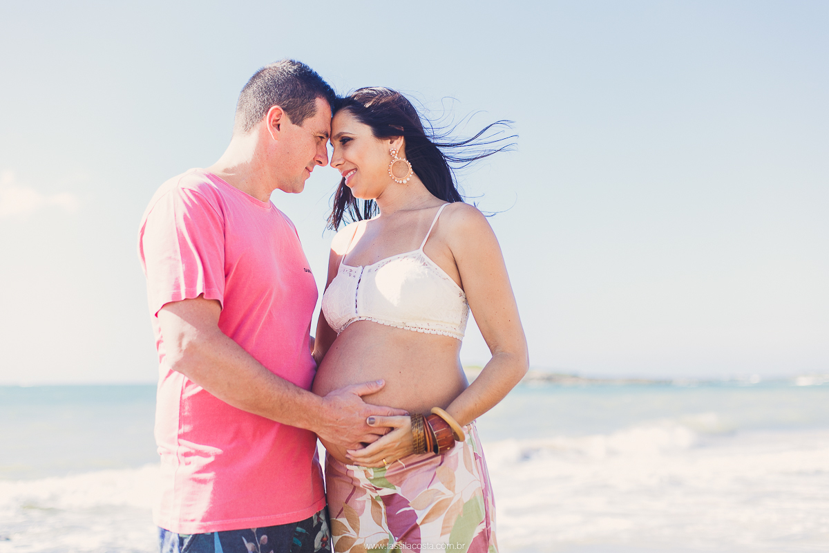 Fotos lindas feitas na praia, fotos de gestante feita na praia, praia da costa Vila Velha es, fotografia de gestante, Tássila costa fotografia, looks para fotos de gestante na praia