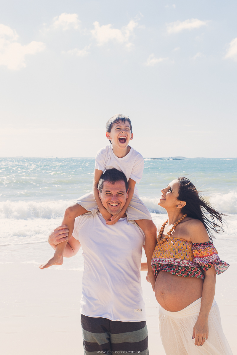 Fotos lindas feitas na praia, fotos de gestante feita na praia, praia da costa Vila Velha es, fotografia de gestante, Tássila costa fotografia, looks para fotos de gestante na praia