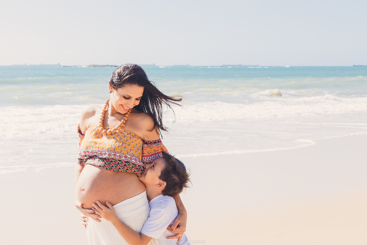 Fotos lindas feitas na praia, fotos de gestante feita na praia, praia da costa Vila Velha es, fotografia de gestante, Tássila costa fotografia, looks para fotos de gestante na praia