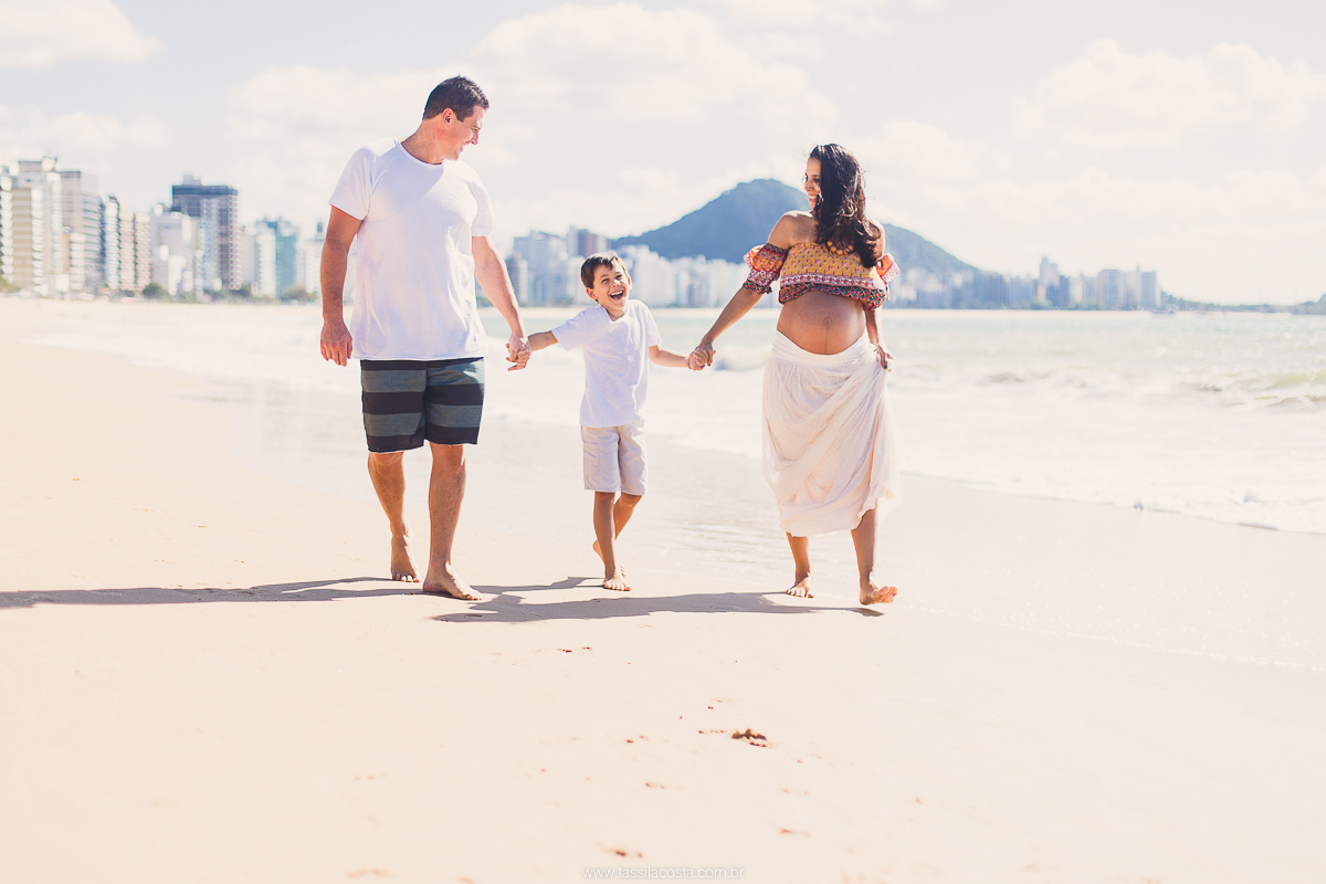 Fotos lindas feitas na praia, fotos de gestante feita na praia, praia da costa Vila Velha es, fotografia de gestante, Tássila costa fotografia, looks para fotos de gestante na praia