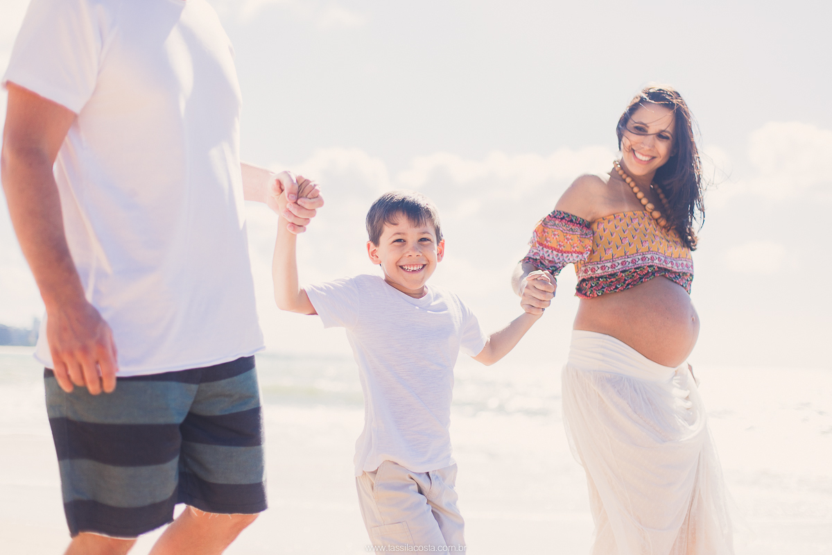 Fotos lindas feitas na praia, fotos de gestante feita na praia, praia da costa Vila Velha es, fotografia de gestante, Tássila costa fotografia, looks para fotos de gestante na praia