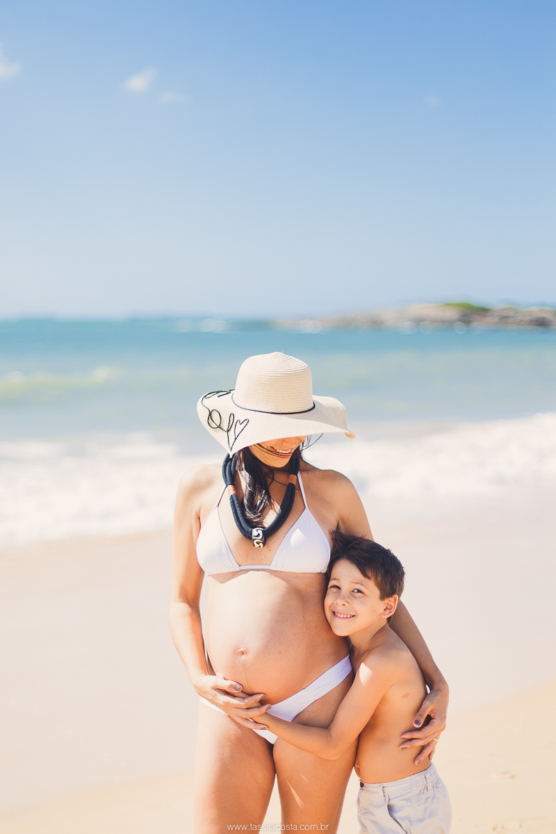 Fotos lindas feitas na praia, fotos de gestante feita na praia, praia da costa Vila Velha es, fotografia de gestante, Tássila costa fotografia, looks para fotos de gestante na praia