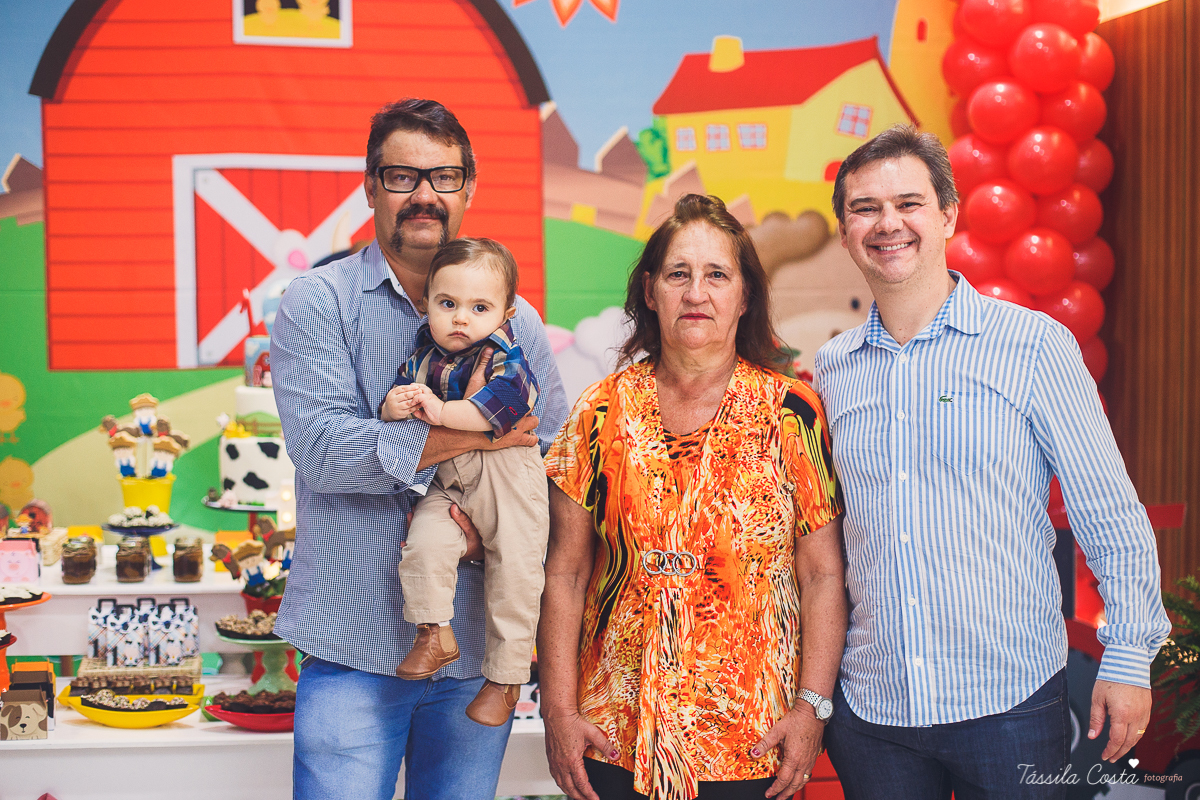 aniversário lindo do Salomão, doces panela de brownie, aniversário de 1 ano no condomínio na Praia de Itaparica, Tássila Costa fotografia, festa no tema fazendinha para meninos
