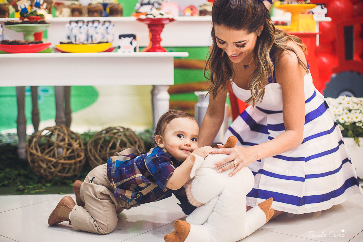 aniversário lindo do Salomão, doces panela de brownie, aniversário de 1 ano no condomínio na Praia de Itaparica, Tássila Costa fotografia, festa no tema fazendinha para meninos