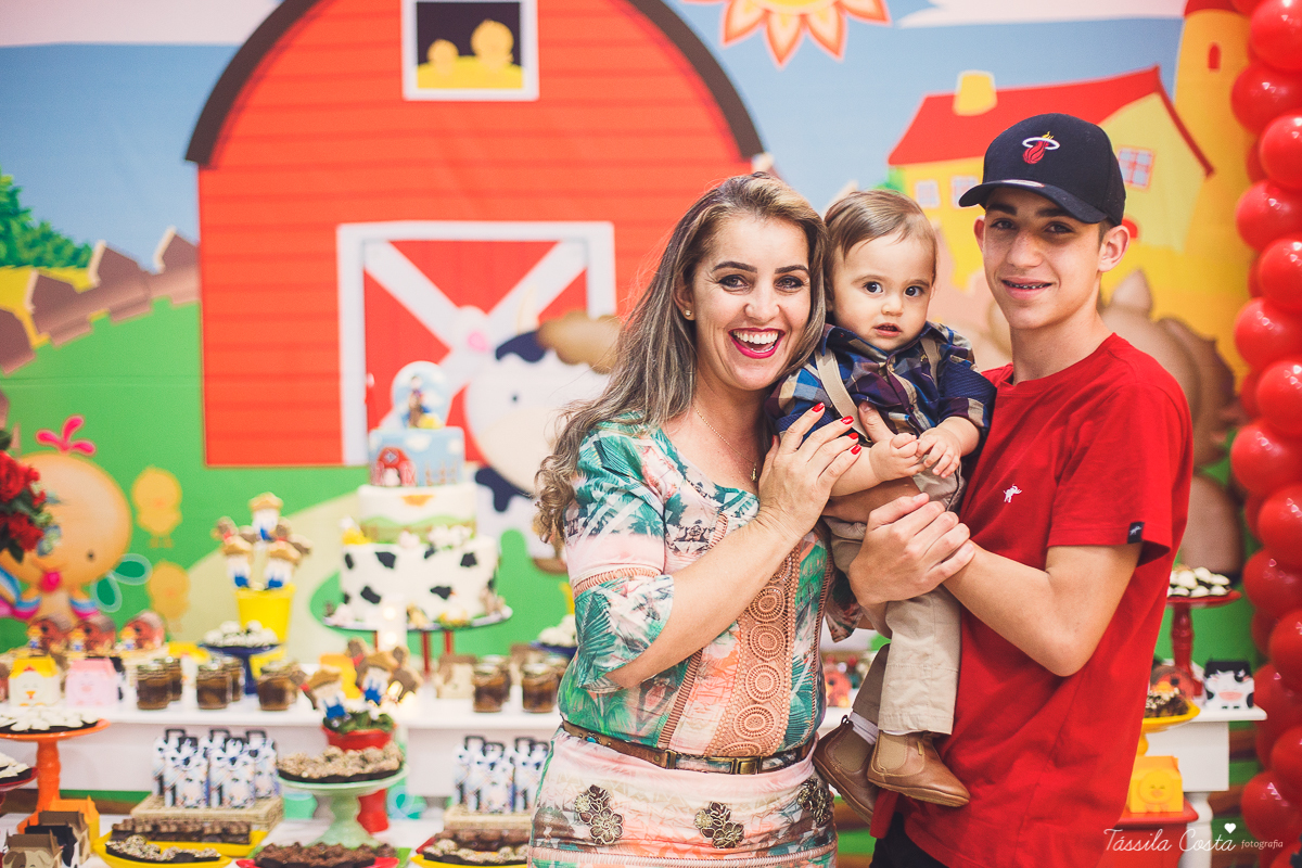 aniversário lindo do Salomão, doces panela de brownie, aniversário de 1 ano no condomínio na Praia de Itaparica, Tássila Costa fotografia, festa no tema fazendinha para meninos