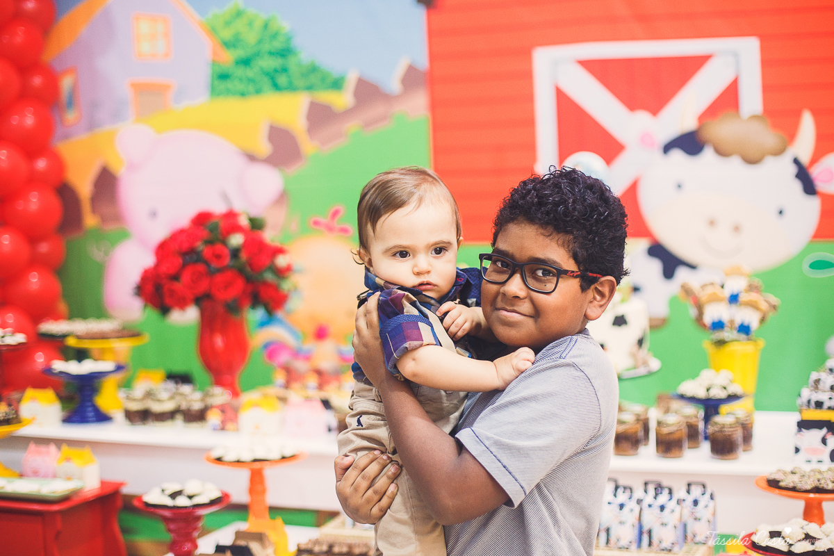 aniversário lindo do Salomão, doces panela de brownie, aniversário de 1 ano no condomínio na Praia de Itaparica, Tássila Costa fotografia, festa no tema fazendinha para meninos