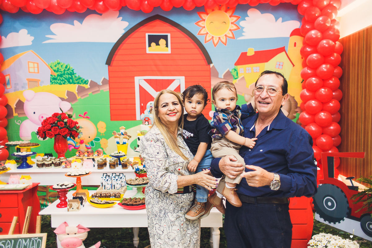 aniversário lindo do Salomão, doces panela de brownie, aniversário de 1 ano no condomínio na Praia de Itaparica, Tássila Costa fotografia, festa no tema fazendinha para meninos