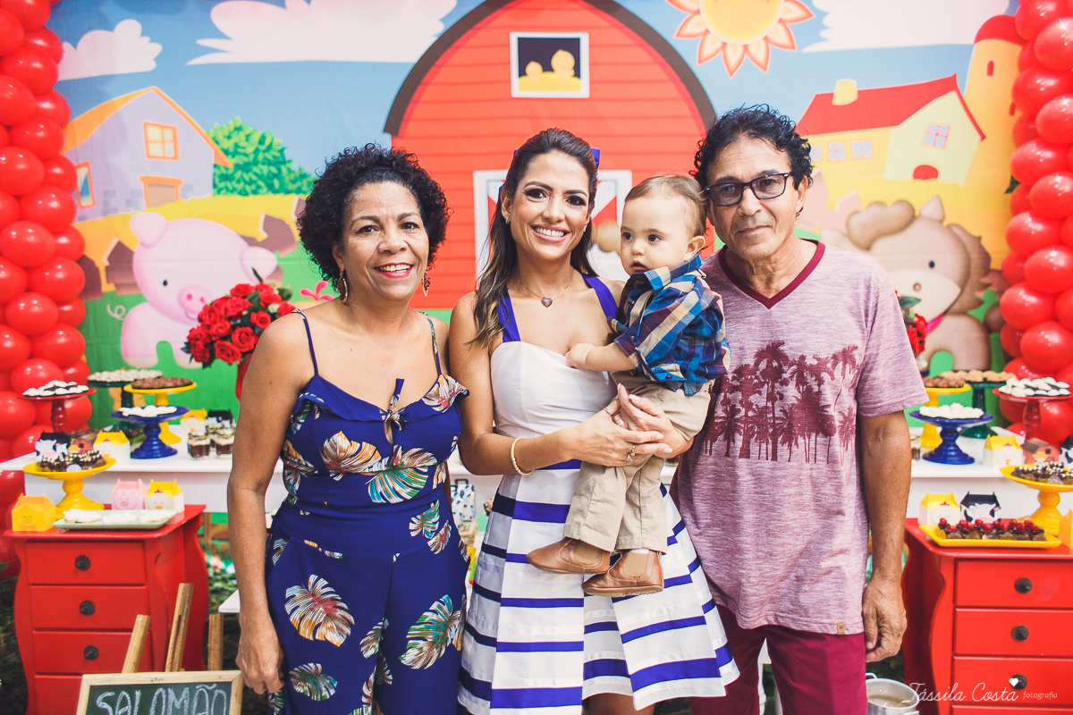 aniversário lindo do Salomão, doces panela de brownie, aniversário de 1 ano no condomínio na Praia de Itaparica, Tássila Costa fotografia, festa no tema fazendinha para meninos