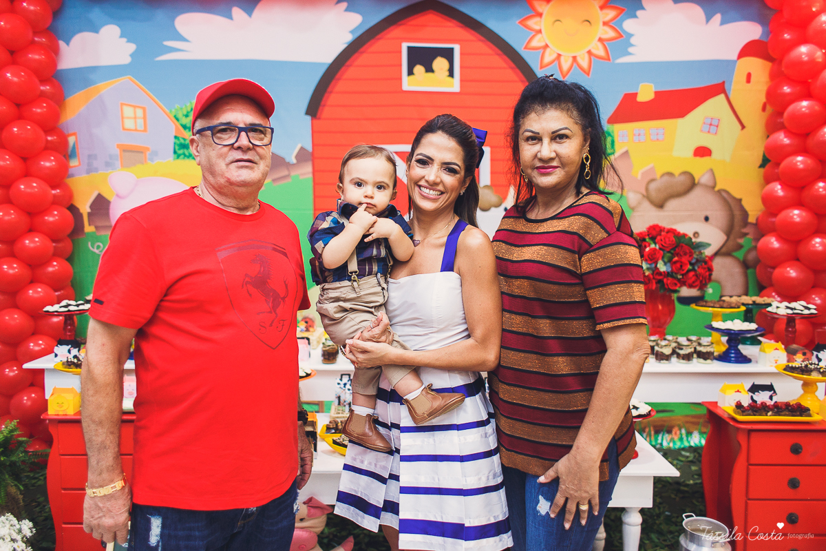 aniversário lindo do Salomão, doces panela de brownie, aniversário de 1 ano no condomínio na Praia de Itaparica, Tássila Costa fotografia, festa no tema fazendinha para meninos