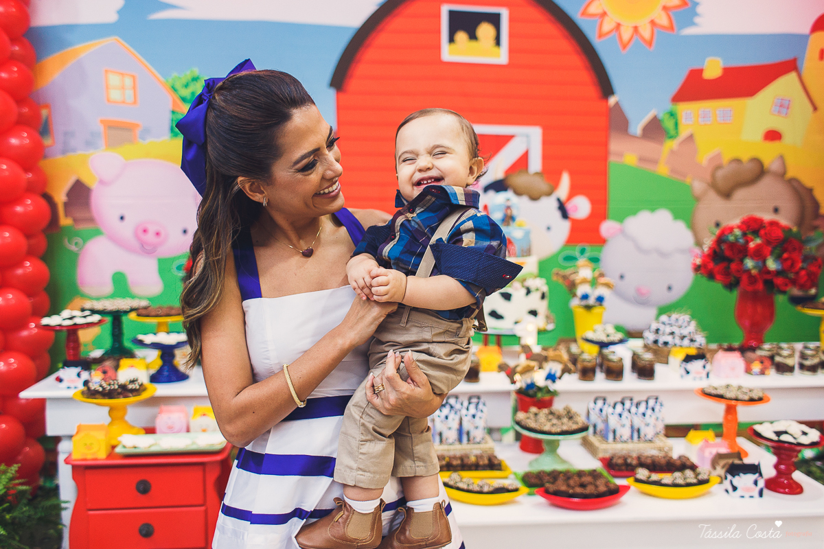 aniversário lindo do Salomão, doces panela de brownie, aniversário de 1 ano no condomínio na Praia de Itaparica, Tássila Costa fotografia, festa no tema fazendinha para meninos
