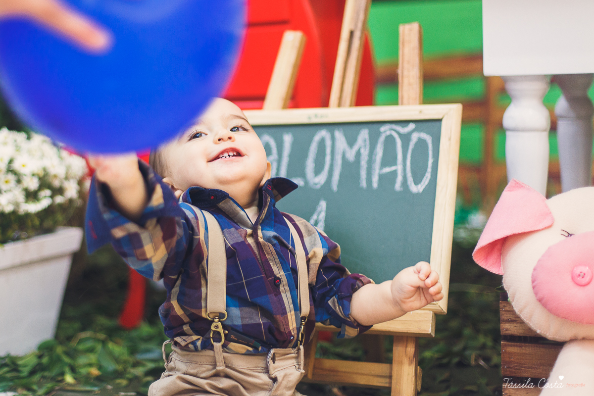 aniversário lindo do Salomão, doces panela de brownie, aniversário de 1 ano no condomínio na Praia de Itaparica, Tássila Costa fotografia, festa no tema fazendinha para meninos