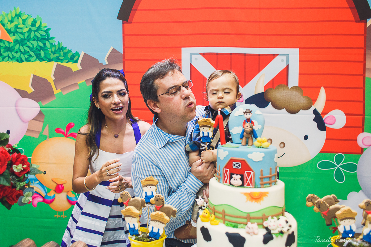 aniversário lindo do Salomão, doces panela de brownie, aniversário de 1 ano no condomínio na Praia de Itaparica, Tássila Costa fotografia, festa no tema fazendinha para meninos