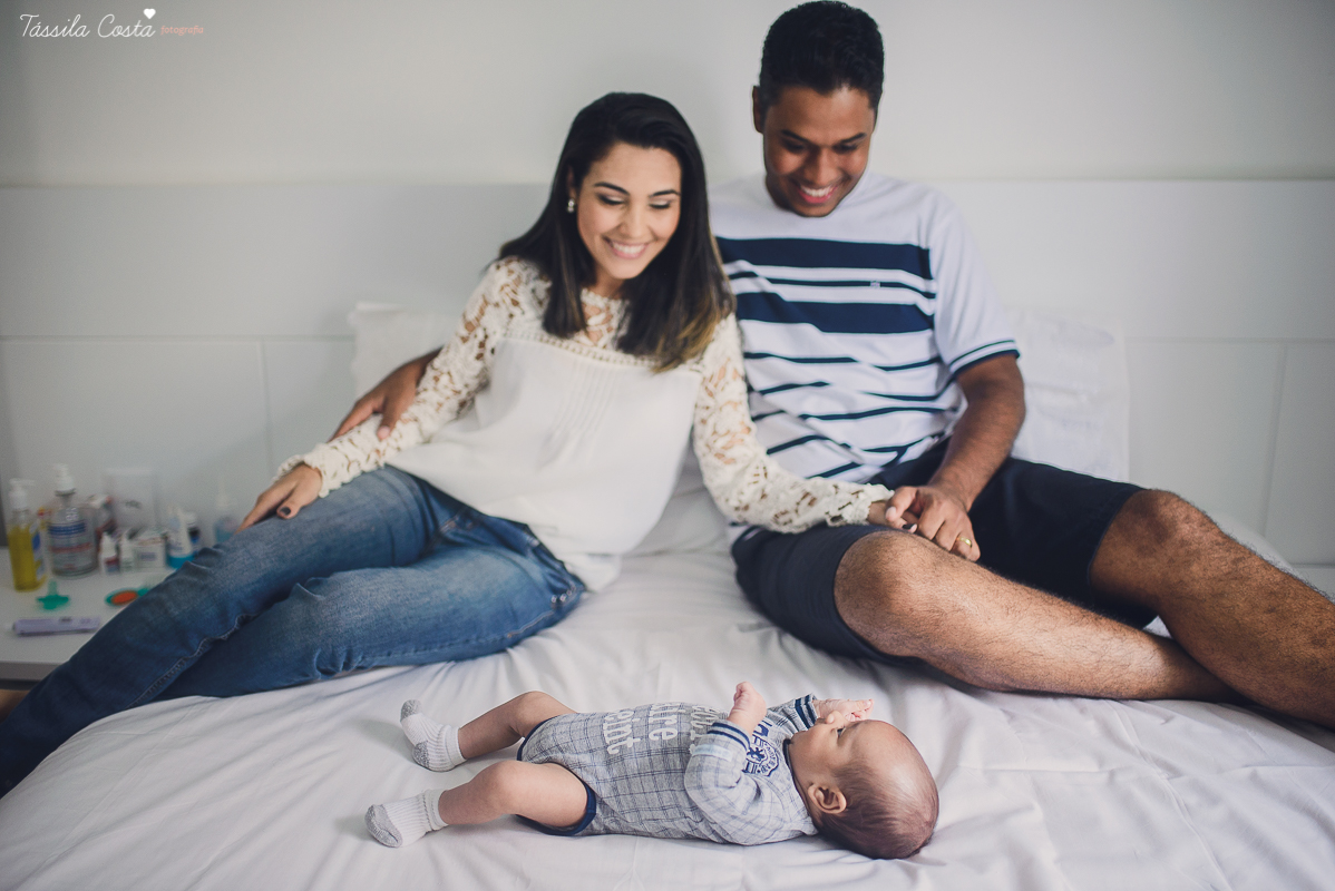 newborn, ensaio de família em casa, fotos lindas, fazendo fotos em casa, bebê recém nascido, fotos de bebê recém nascido, tássila foto, fotografia de família, o bebê chegou, registrando o crescimento do