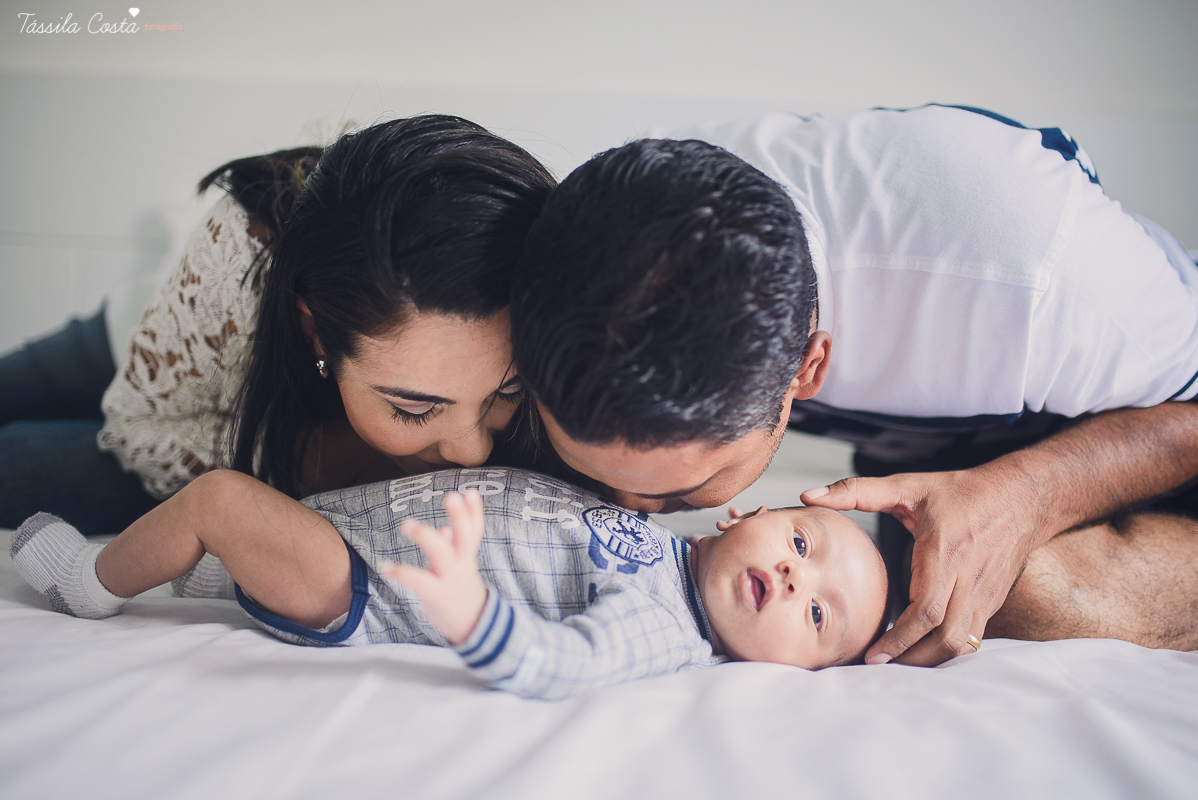 newborn, ensaio de família em casa, fotos lindas, fazendo fotos em casa, bebê recém nascido, fotos de bebê recém nascido, tássila foto, fotografia de família, o bebê chegou, registrando o crescimento do