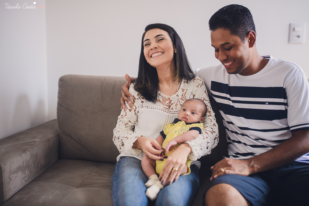 newborn, ensaio de família em casa, fotos lindas, fazendo fotos em casa, bebê recém nascido, fotos de bebê recém nascido, tássila foto, fotografia de família, o bebê chegou, registrando o crescimento do