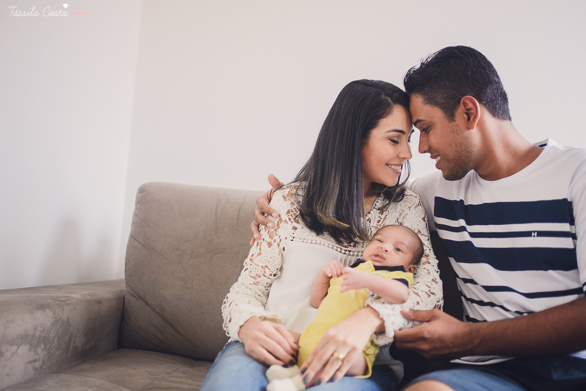 newborn, ensaio de família em casa, fotos lindas, fazendo fotos em casa, bebê recém nascido, fotos de bebê recém nascido, tássila foto, fotografia de família, o bebê chegou, registrando o crescimento do