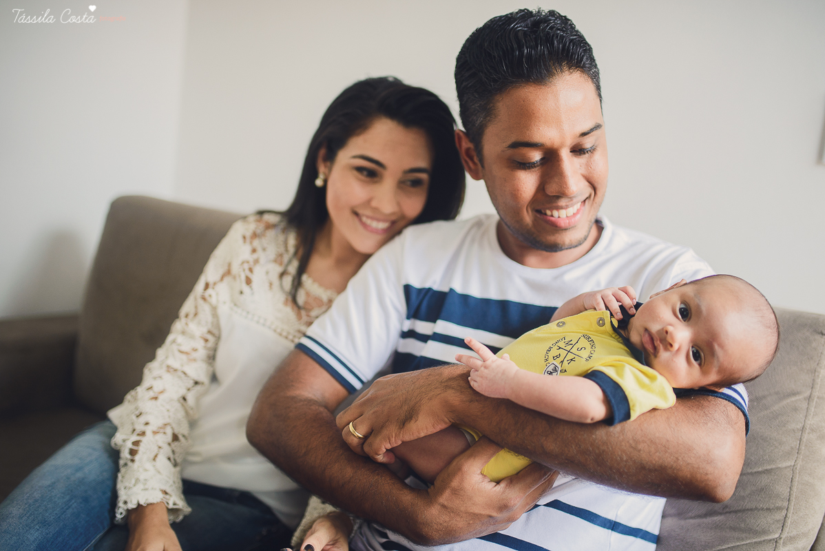 newborn, ensaio de família em casa, fotos lindas, fazendo fotos em casa, bebê recém nascido, fotos de bebê recém nascido, tássila foto, fotografia de família, o bebê chegou, registrando o crescimento do