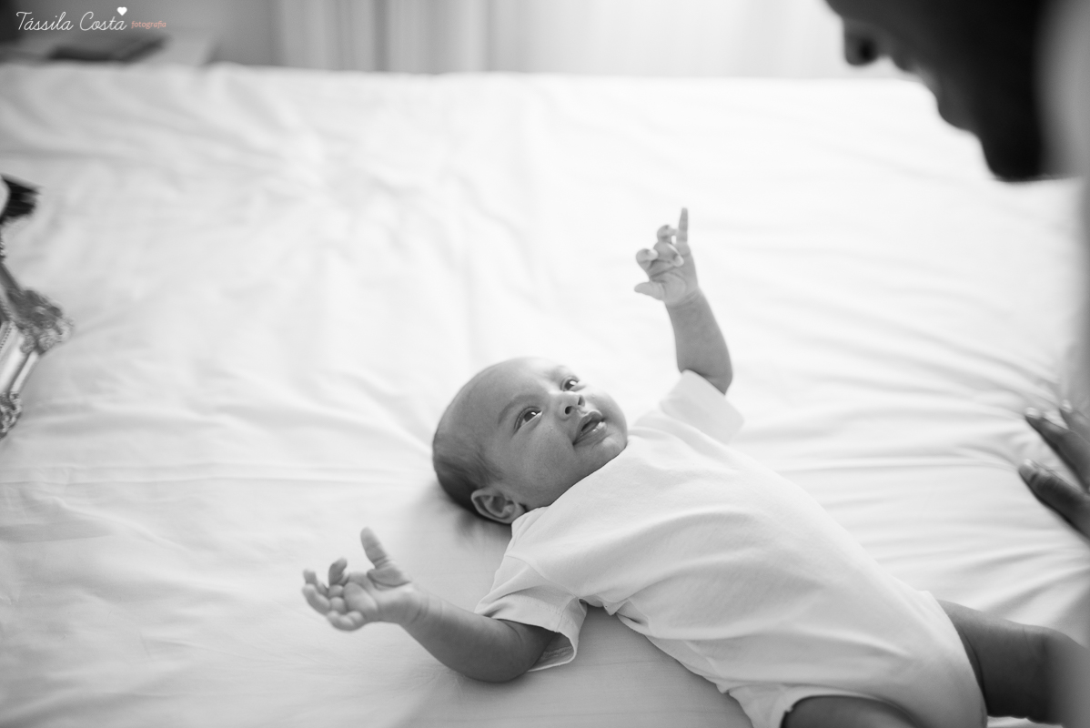 newborn, ensaio de família em casa, fotos lindas, fazendo fotos em casa, bebê recém nascido, fotos de bebê recém nascido, tássila foto, fotografia de família, o bebê chegou, registrando o crescimento do